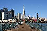 Pier mit Skyline