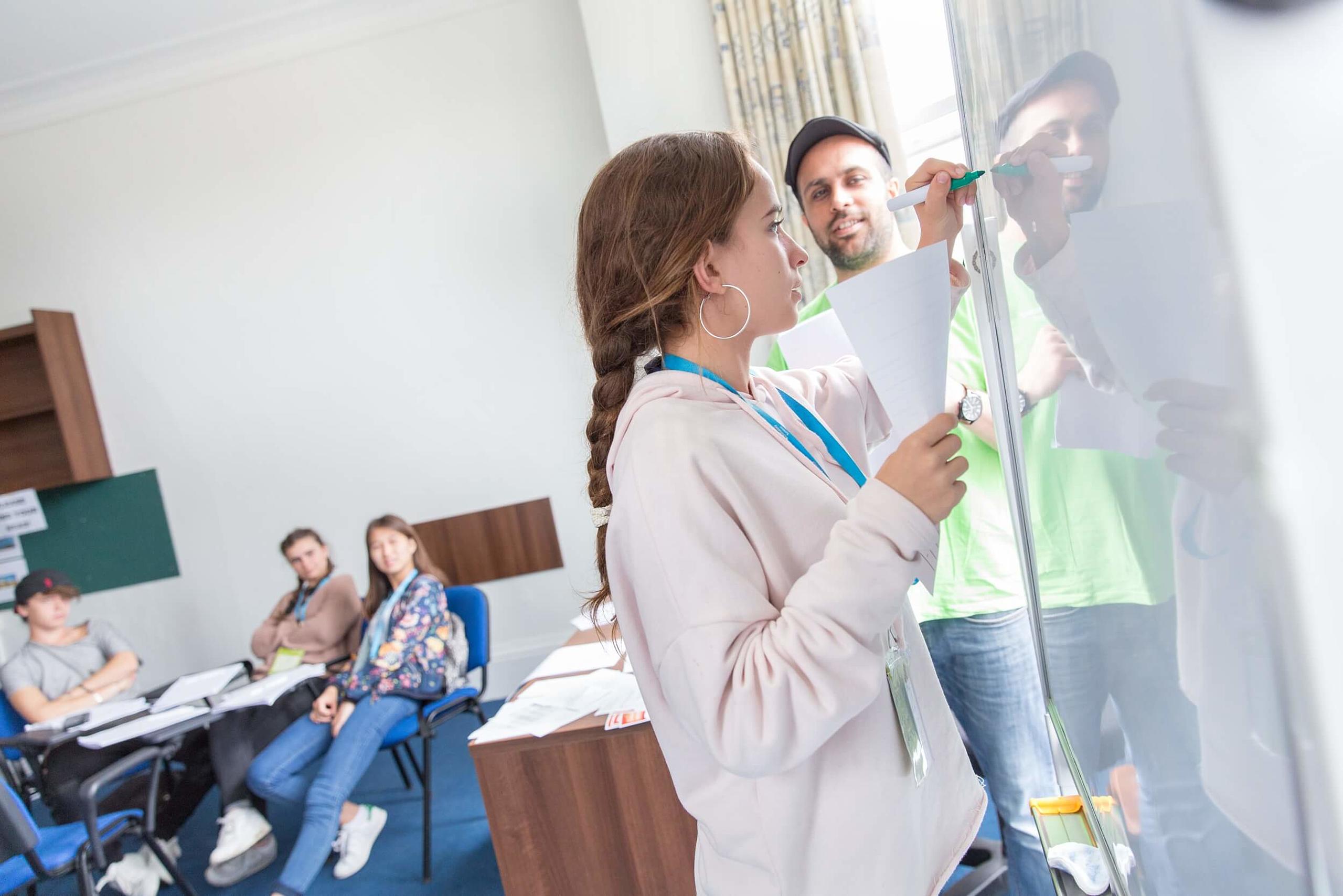 Spezielle Kurse zur Vorbereitung auf das Abitur im Fach Englisch oder Französisch.